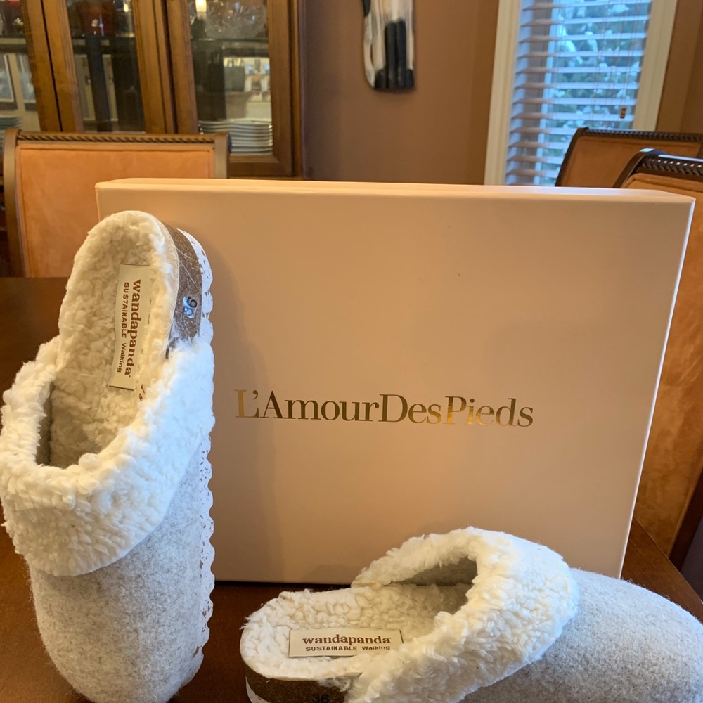 Wandapanda slippers brand new